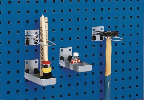 Werkzeugwand-Zubehör-Set aus Metall an einer Lochwand mit Hammer, Pinsel, Stift und Flasche.