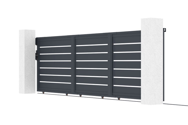 Schiebetor aus Metall mit horizontalen Streifen zwischen zwei Säulen