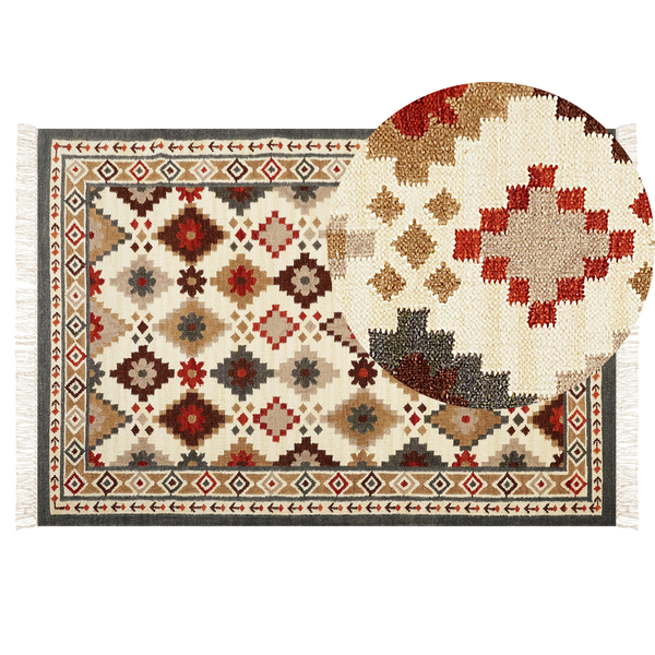 Teppich mit geometrischen Mustern und Fransen