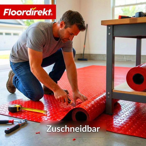Ein Mann schneidet einen roten Bodenschutzbelag mit einem Universalmesser zu, Bodenbelag von Floordirekt.