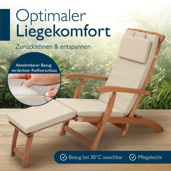 Holz-Gartenliege mit 100 Prozent wasserdichten Polstern im Regen auf einem Rasen am Pool. Robustes und langlebiges Material.