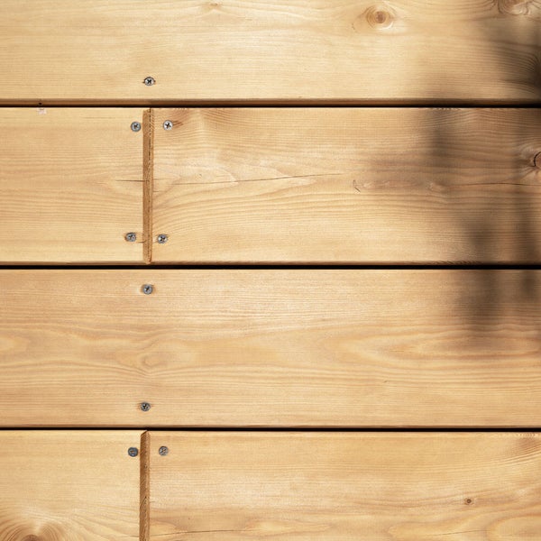 Holzdielen mit sichtbaren Schraubverbindungen als Terrassenbelag oder Wandverkleidung