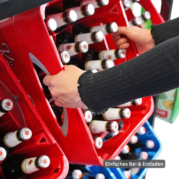 Person hebt einen roten Getränkekasten mit Bierflaschen