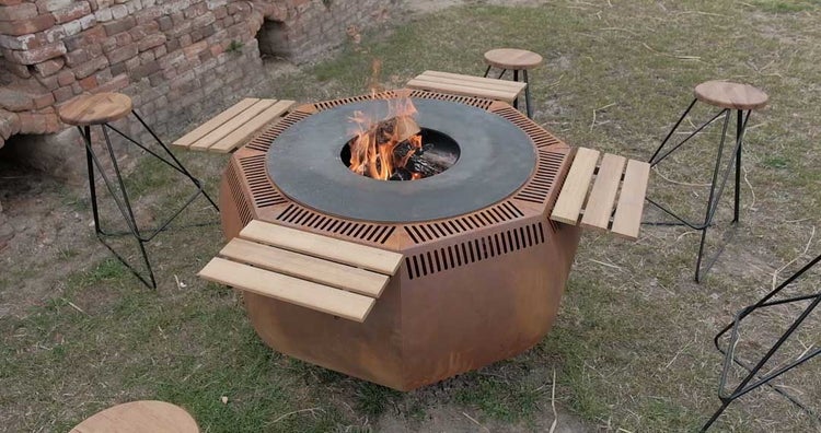Runde Feuerstelle mit Holzablagen und Hockern im Gartenbereich