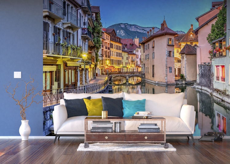 Wandbild mit einer abendlichen Stadtansicht mit Kanal, Häusern und Bergen