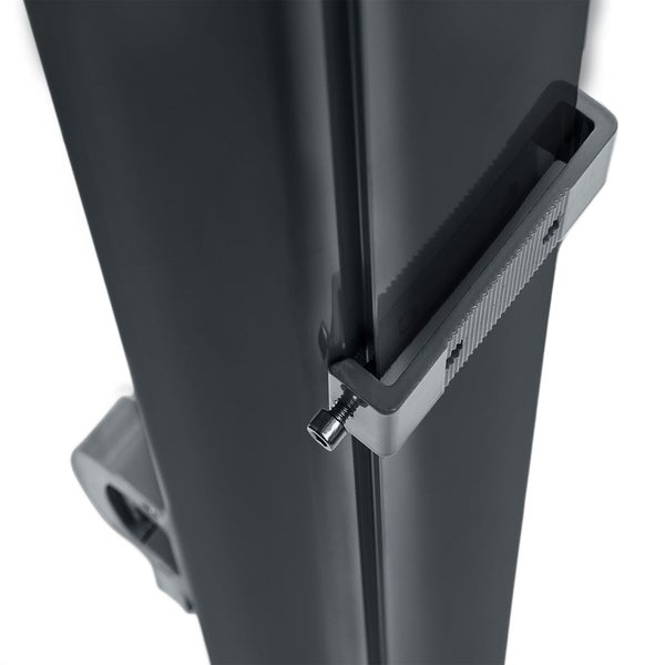 Detailansicht eines Zaunpfostens aus Metall in Anthrazit mit montiertem Haltebock und Schraube.