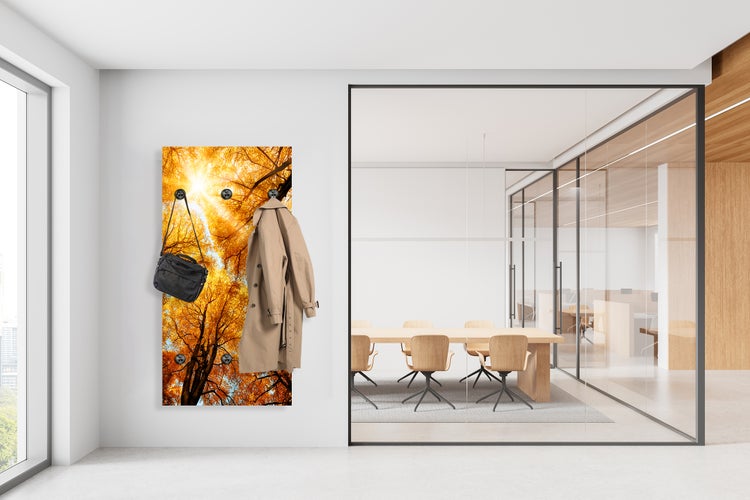 Garderobe mit Herbstmotiv und Haken für Jacken und Taschen in einem modernen Büro