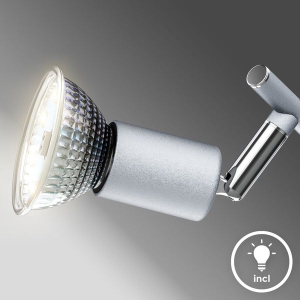 Terrassenszene mit Mosaiktisch, Topfpflanzen und Gartenmöbeln