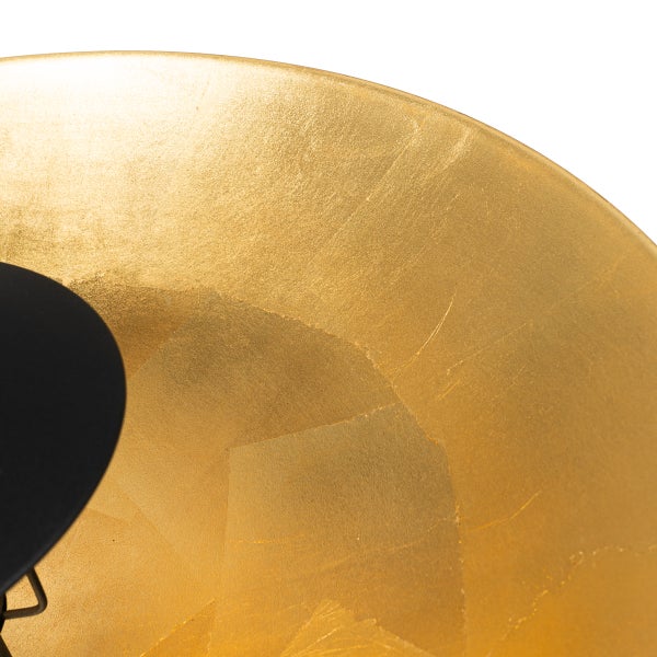 Detailansicht einer Wandleuchte mit goldfarbener Oberfläche