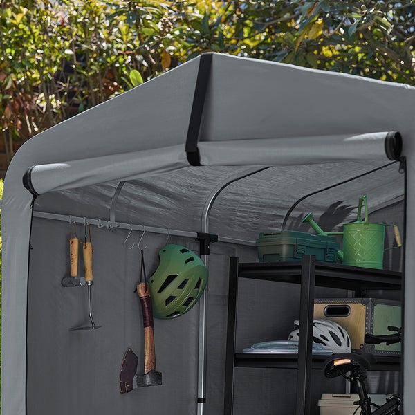 Gartenhäuschen mit Gartengeräten, Fahrrad und Werkzeugregal