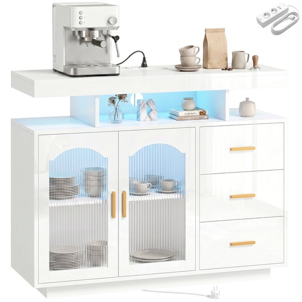Modernes Sideboard in Hochglanz Weiß mit LED-Beleuchtung, Kaffeestation, Glastüren, Schubladen und integrierter Steckdosenleiste.