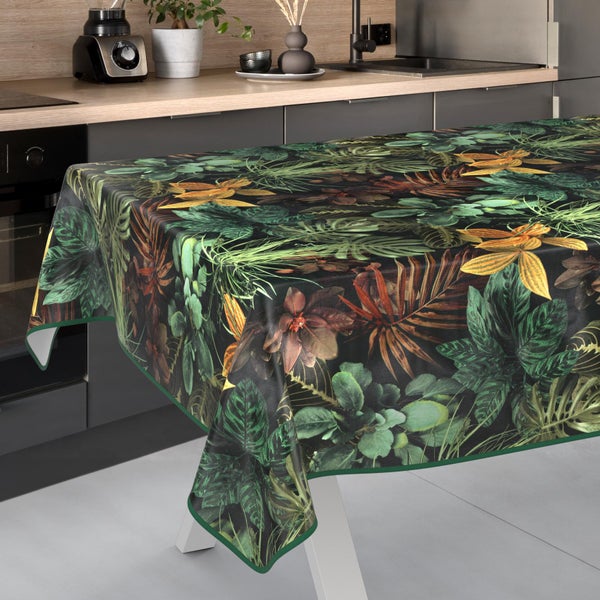 Tischdecke mit tropischem Blättermuster und Blüten auf einem Tisch in einer modernen Küche.