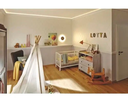 Einrichtung eines hellen Kinderzimmers mit Wickelkommode, Babybett, Spielzelt und Holzschaukelpferd.