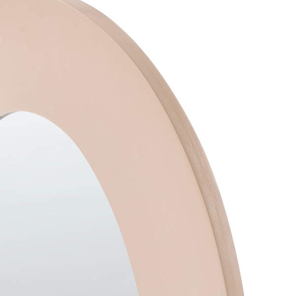 Detailaufnahme eines runden Rahmens in Pfirsichfarbe mit glatter Oberfläche und leicht strukturierter Kante.