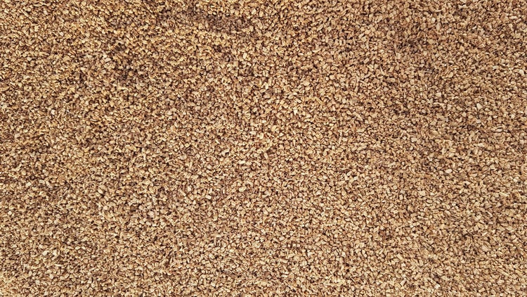 Nahaufnahme von feinem, naturfarbenem Korkgranulat.