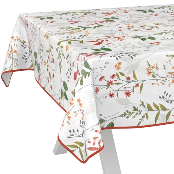 Rechteckige Tischdecke mit Blumen- und Blättermuster, eingefasster Saum, über eine Tischkante drapiert.