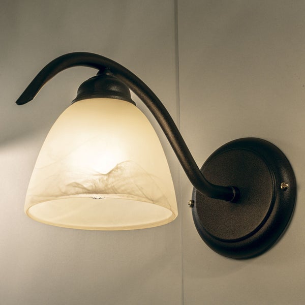 Wandleuchte mit geschwungenem Arm und Lampenschirm