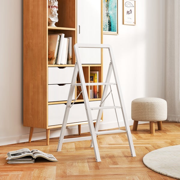 Szene mit einer weissen Trittleiter vor einem Bücherregal in einem hellen Raum.