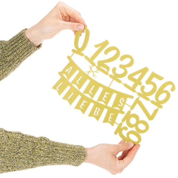 Dekorationsset aus goldfarbenem Filz mit den Zahlen null bis neun und dem Schriftzug Alles Liebe auf Wimpeln.