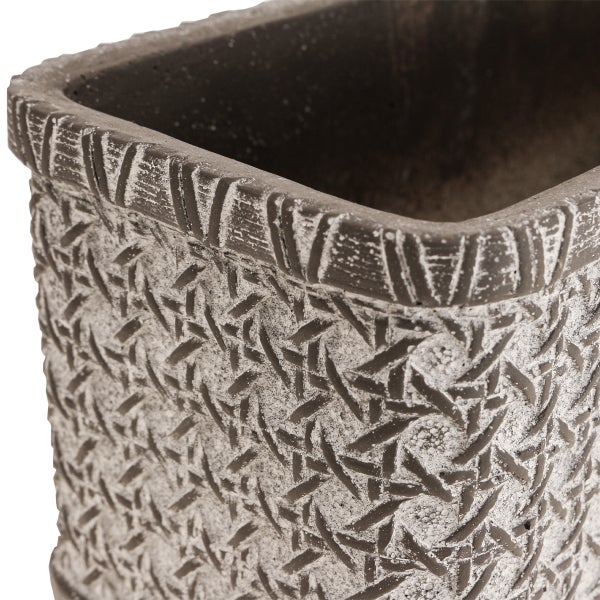 Detailaufnahme eines quadratischen Pflanzgefäßes mit strukturierter Oberfläche.