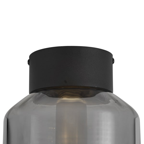 Detailaufnahme einer Deckenleuchte mit grauer Glasschirm und runder Deckenbefestigung