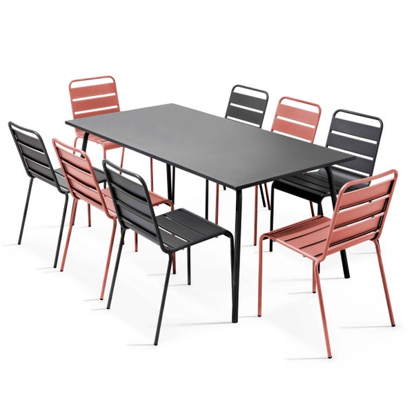 Gartenmöbel-Set bestehend aus einem rechteckigen Metalltisch in Anthrazit und acht Metallstühlen in Anthrazit und Terrakotta.