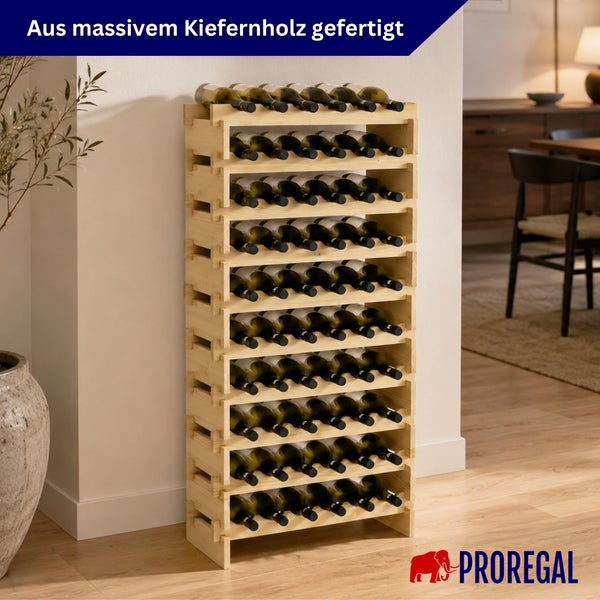 Stehendes Weinregal aus massivem Kiefernholz, gefüllt mit Weinflaschen, in einem hellen Raum.