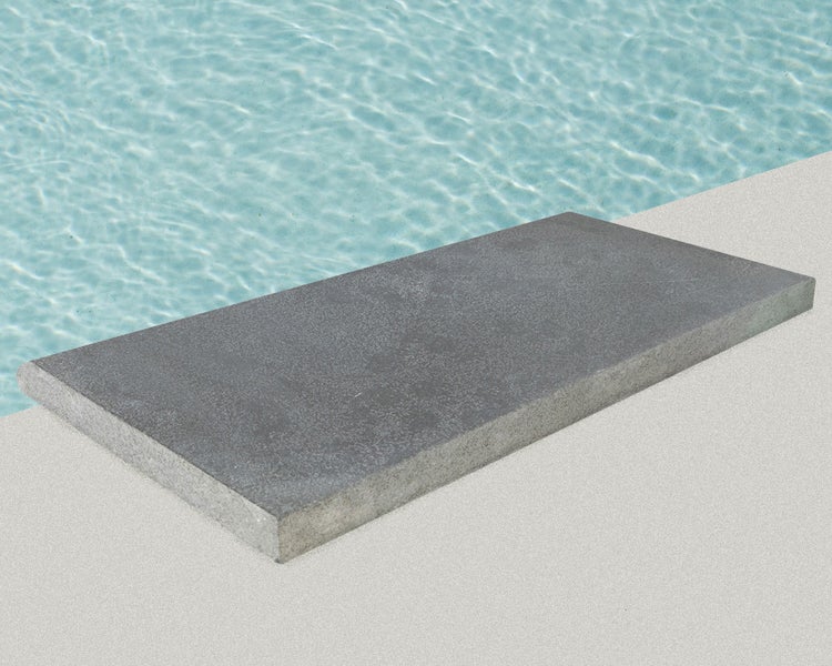 Wohnrausch Basalt Poolumrandung Beckenrandstein BASALT, 61 x 30 x 3 cm, 1 Rundkante, gebürstet, dunkelgrau