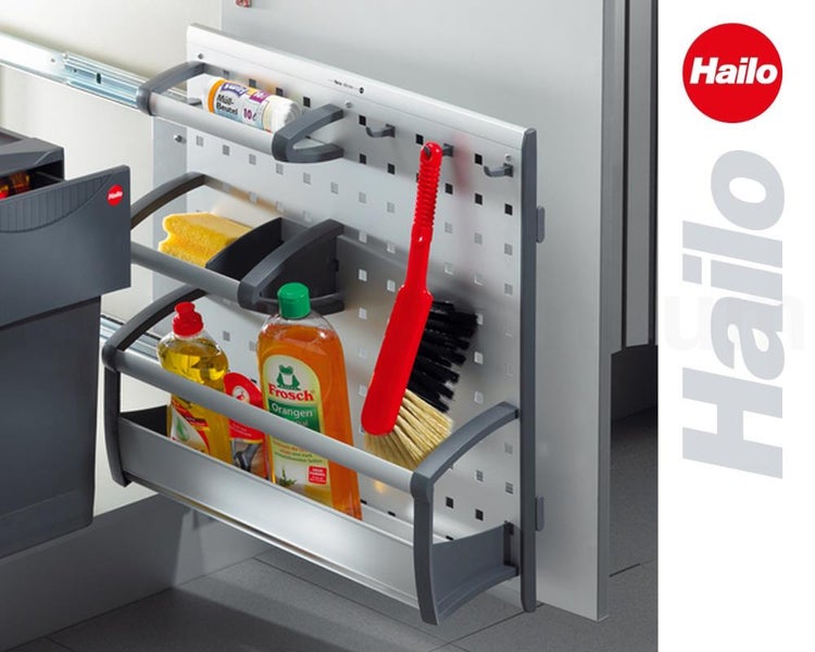 Hailo Organisationssystem für Küchenschränke mit ausziehbarem Paneel für Reinigungsmittel und Zubehör. Hailo Logo.