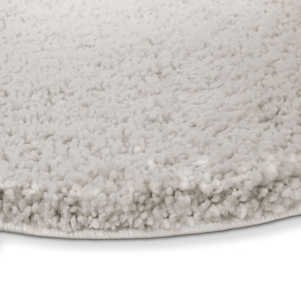 Detailansicht eines runden Teppichs mit Hochflor