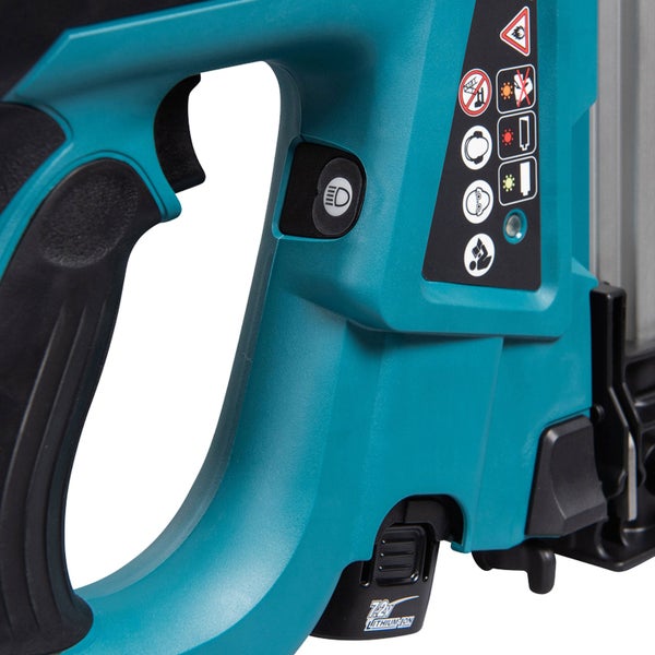 Detailansicht eines Makita Akku Naglers mit LED Arbeitsleuchte und Sicherheitshinweisen auf dem Gehäuse