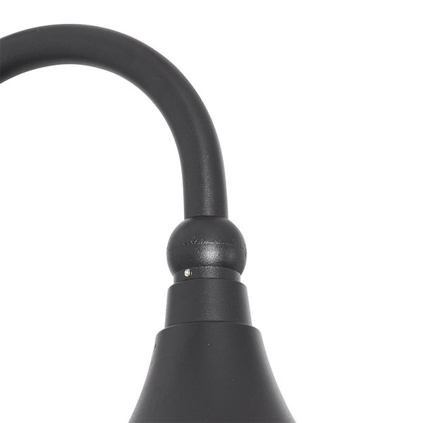 Nahaufnahme eines gebogenen Lampenarms einer schwarzen Außenleuchte aus Metall.