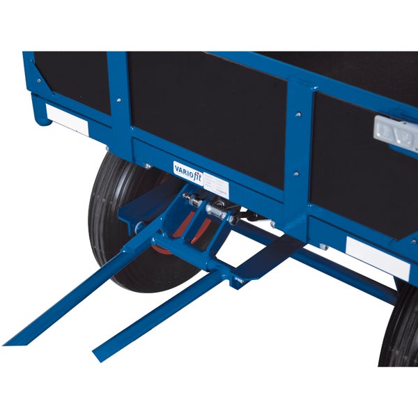 Detailansicht eines Transportwagens mit VARIOfit Logo, blauem Stahlrahmen, schwarzen Seitenwänden und Rädern.