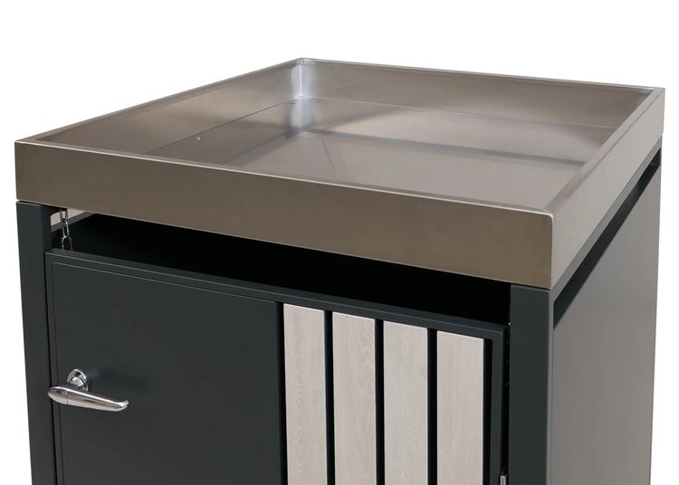 Detailansicht eines grauen Grillwagens mit Spüle aus Edelstahl.