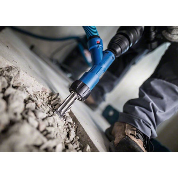 Bohrmaschine mit Meißelaufsatz im Einsatz beim Stemmen von Beton