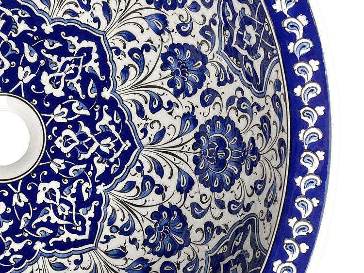 Waschbecken mit blauem Blumenmuster