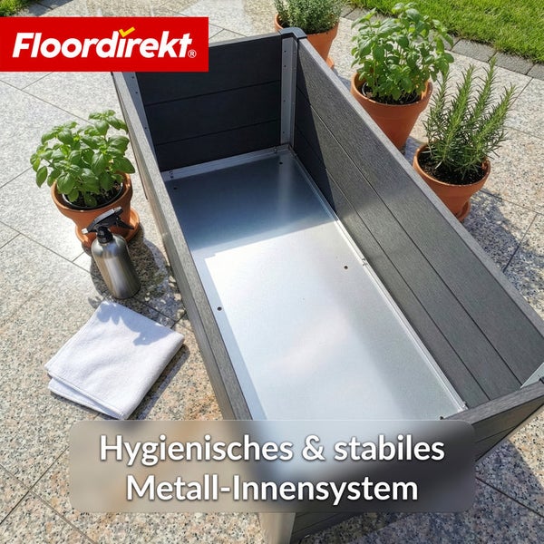 Hochbeet mit Metalleinsatz und Pflanzen in Töpfen