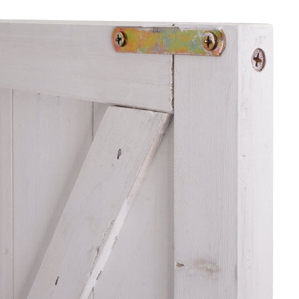 Detailansicht eines Holzrahmens mit Metallbeschlägen und Schrauben