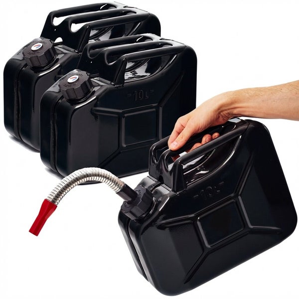 Drei schwarze 10-Liter-Kraftstoffkanister, einer davon mit flexiblem Ausgießer und roter Spitze, der von einer Hand gehalten wird.
