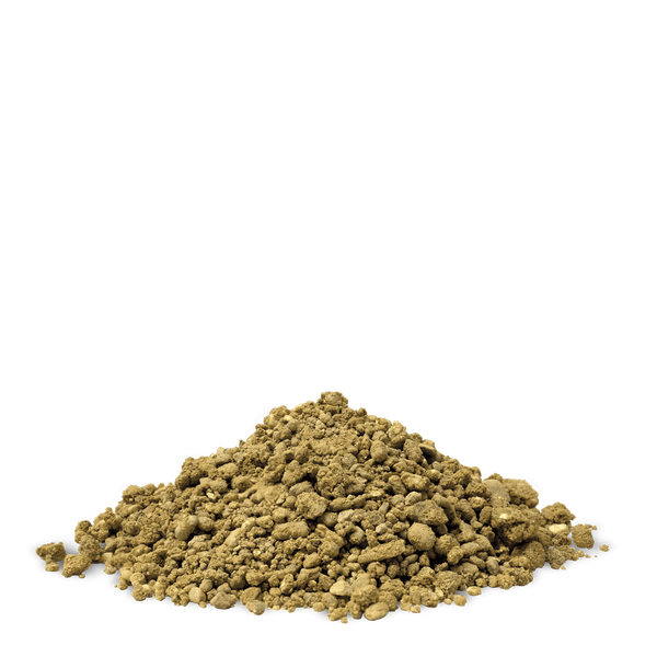 Ein Haufen braunes Mineralgranulat mit unregelmäßiger grober Körnung.
