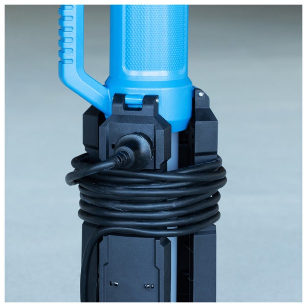 Detailansicht einer Tauchpumpe mit aufgewickeltem Kabel