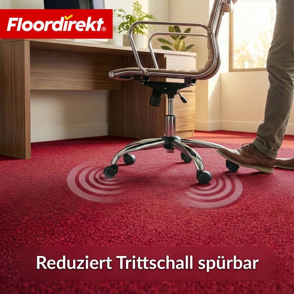 Büro mit rotem Teppichboden und Bürostuhl mit Rollen