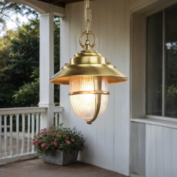 Hängelampe im Außenbereich mit Kettenaufhängung