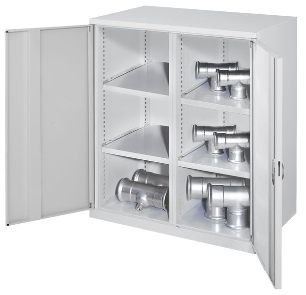 Stahlschrank mit Einlegeböden und Rohrstücken