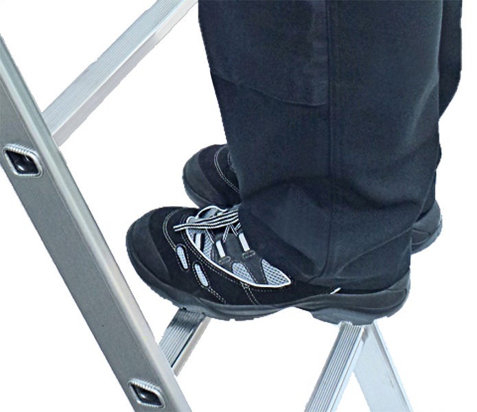 Person steht auf einer Aluminiumleiter.