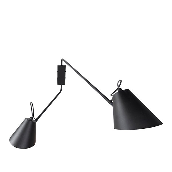 Schwenkbare Wandleuchte mit zwei Lampenschirmen