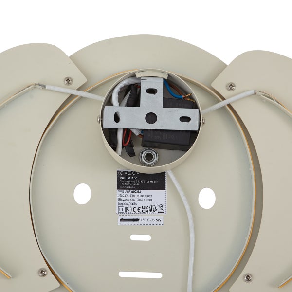 Rückansicht einer Wandleuchte mit Montagehalterung, Verkabelung und Typenschild mit technischen Daten wie LED 6 Watt und Schutzart IP20.