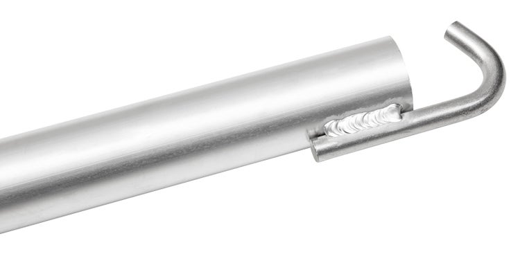 Detailaufnahme eines Aluminiumrohrs mit Haken