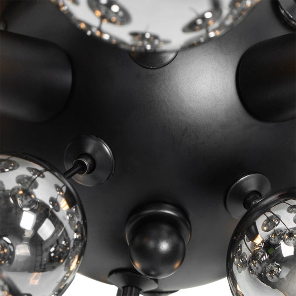 Detailaufnahme einer Deckenleuchte mit kugelförmigen Gläsern