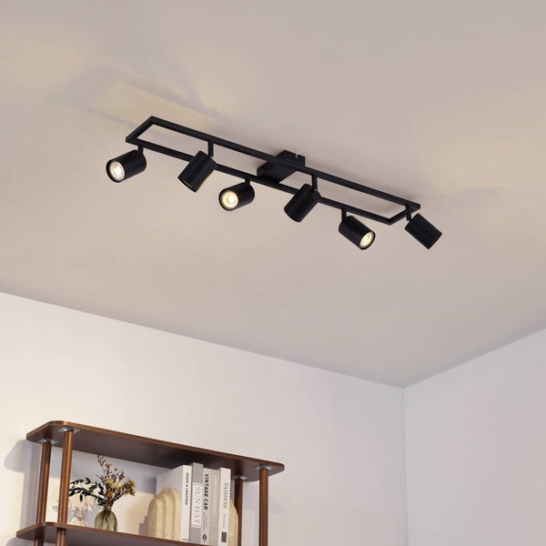 Deckenleuchte mit sechs Strahlern an einer rechteckigen Metallschiene.